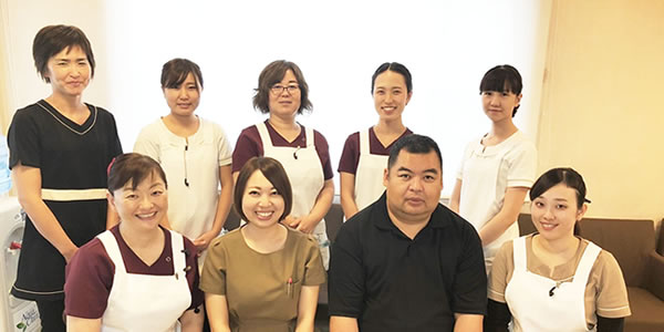 笑顔のスタッフ集合写真